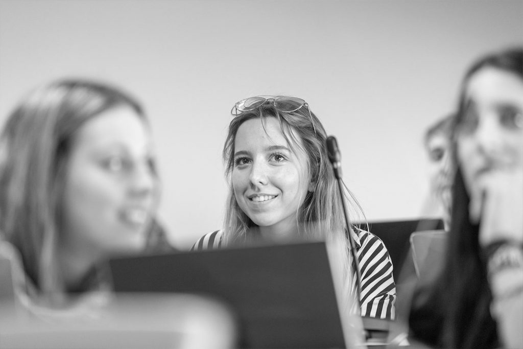 Estudiantes de grado en Ingeniería de la Empresa UIE