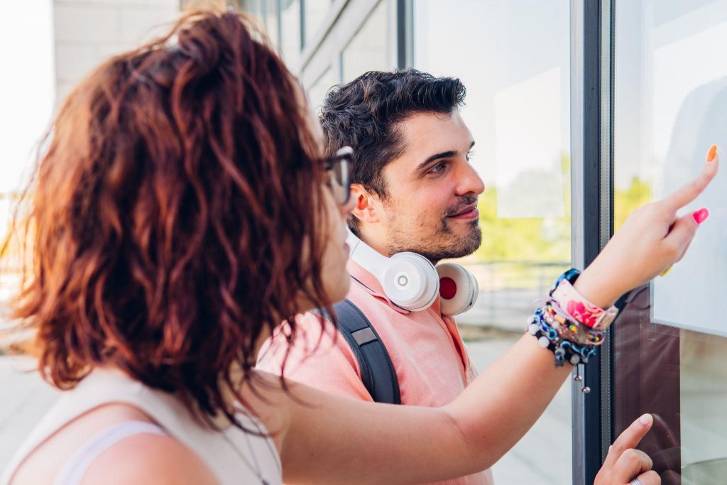 Estudiantes mirando la lista de admitidos en la universidad
