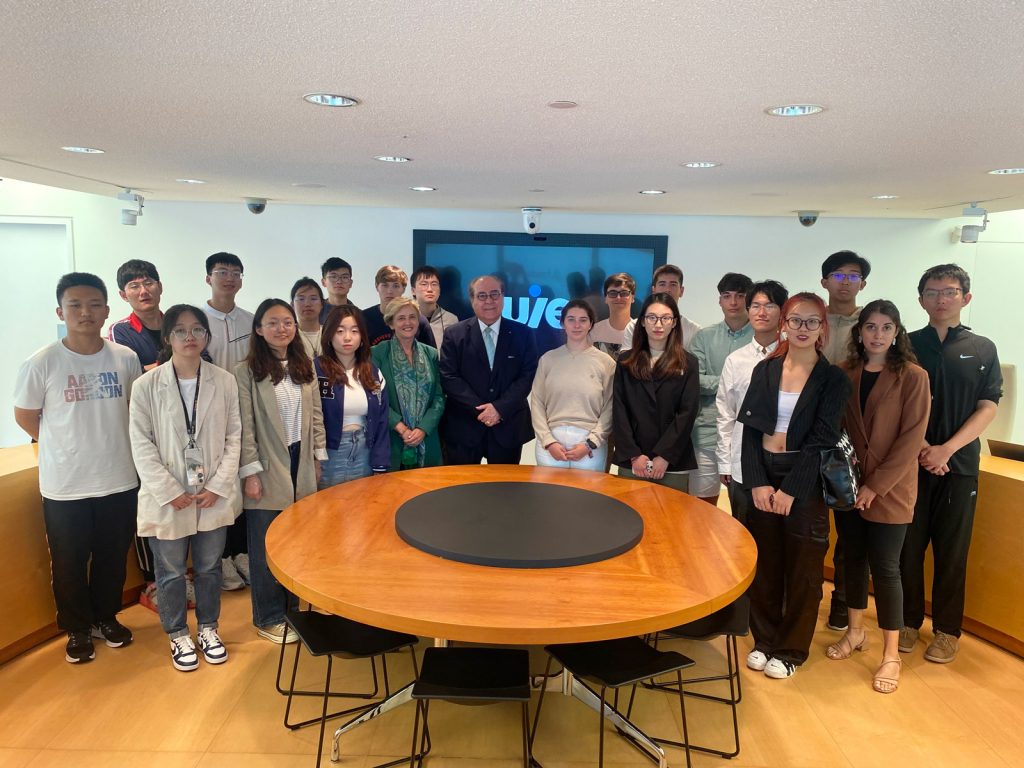 Estudiantes DARI en reunión de trabajo con el rector de la UIE