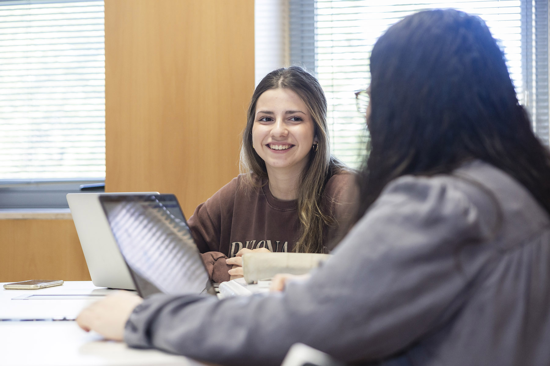 Estudiantes de la UIE en clase