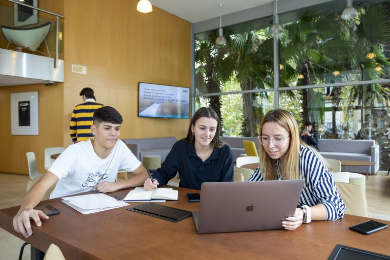 Estudiantes de la Universidad Intercontinental de la Empresa