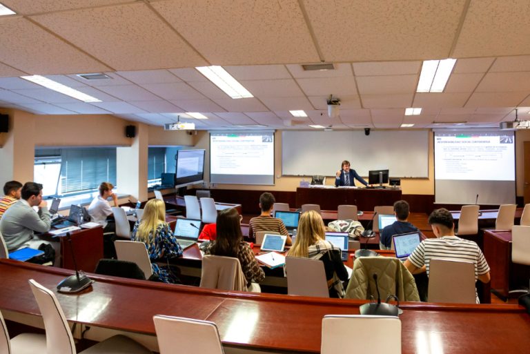 Estudiantes de la UIE en clase