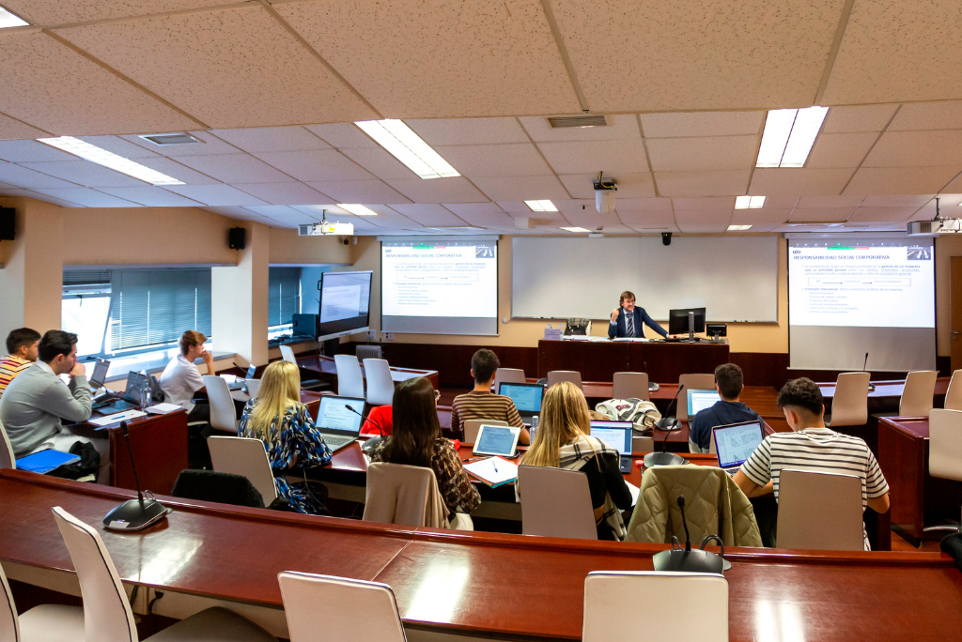 Personas que eligen estudiar en la universidad privada de la UIE