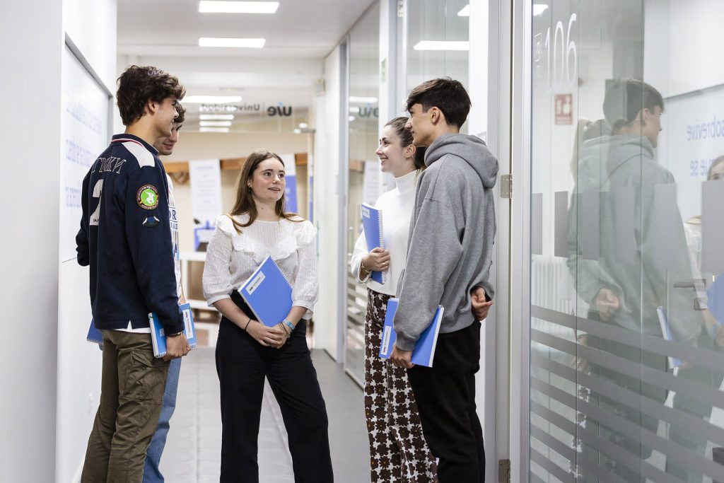 Estudiantes haciendo networking en la Universidad Intercontinental de la Empresa