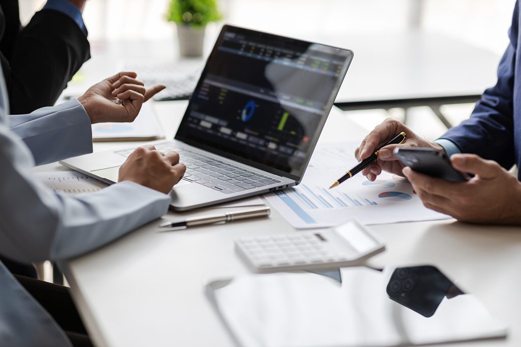 Dos personas trabajando en la gestión financiera de su empresa