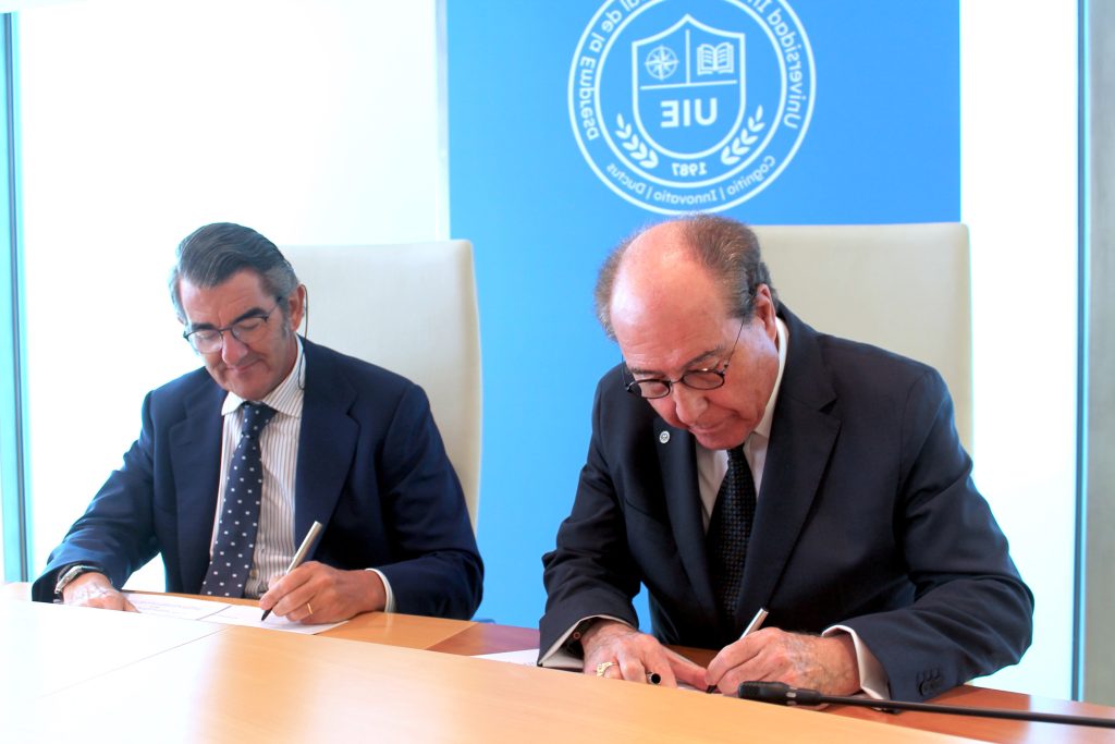 Firma convenio UIE con HM Hospitales