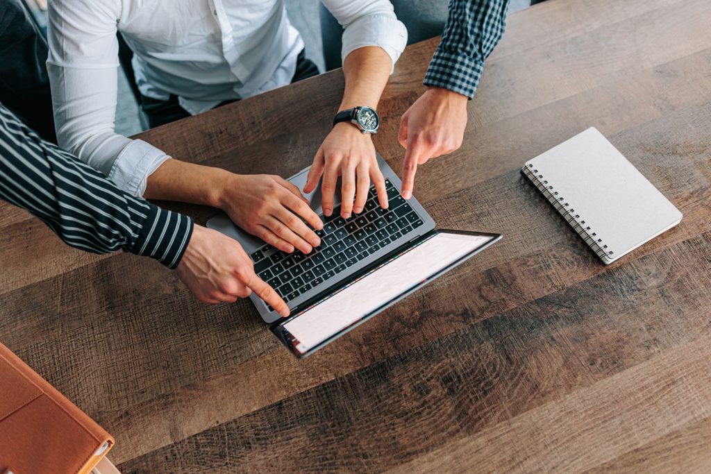 Reclutadores de una empresa seleccionando perfiles de recién graduados