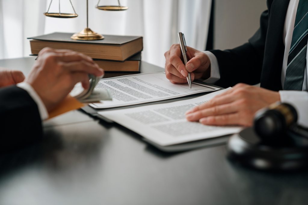 Joven asesor fiscal revisando documentos financieros en una oficina