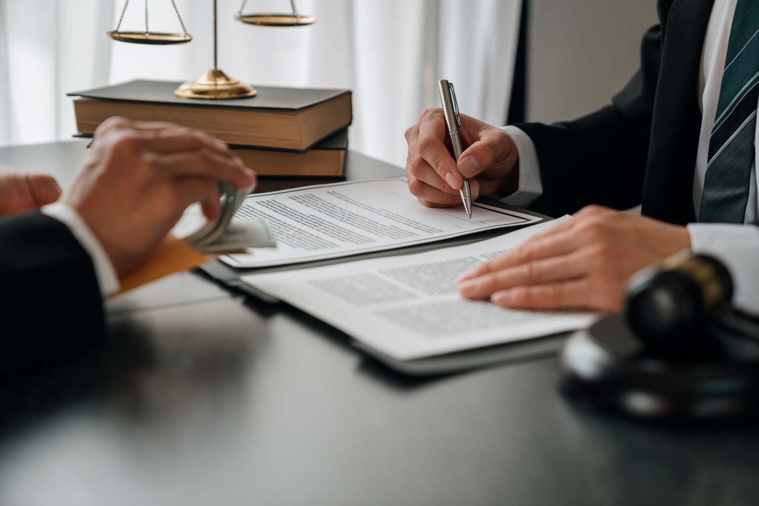 Joven asesor fiscal revisando documentos financieros en una oficina