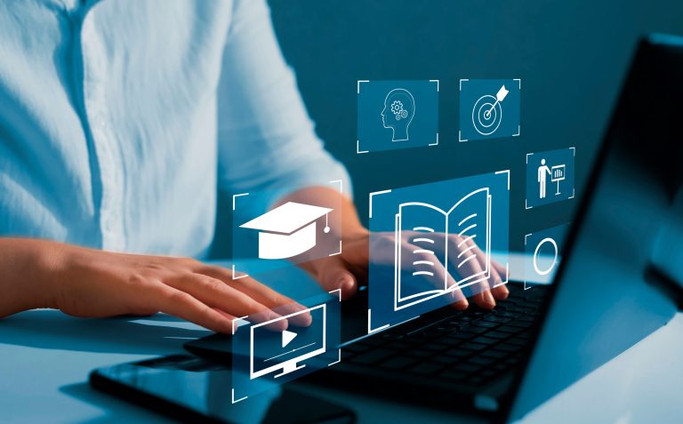 Reclutadores de una empresa seleccionando perfiles de recién graduados