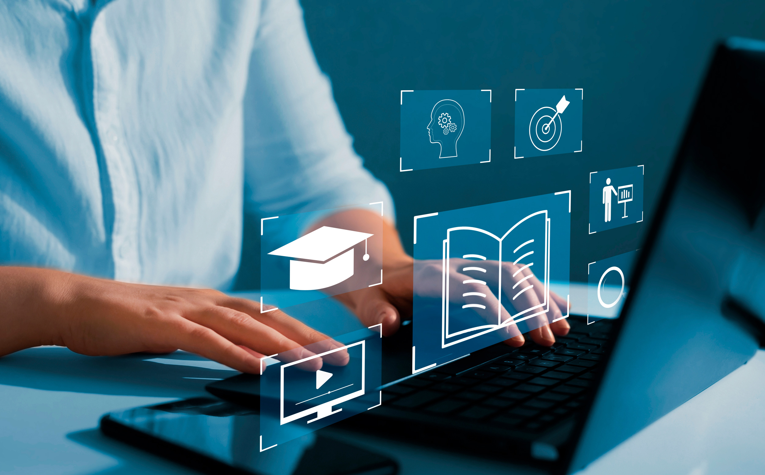 Reclutadores de una empresa seleccionando perfiles de recién graduados