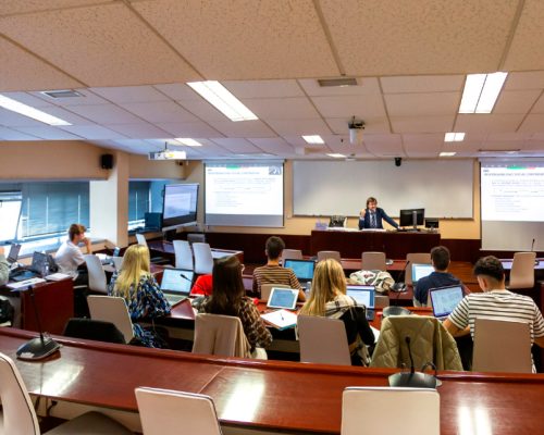 Estudiantes de la UIE en clase